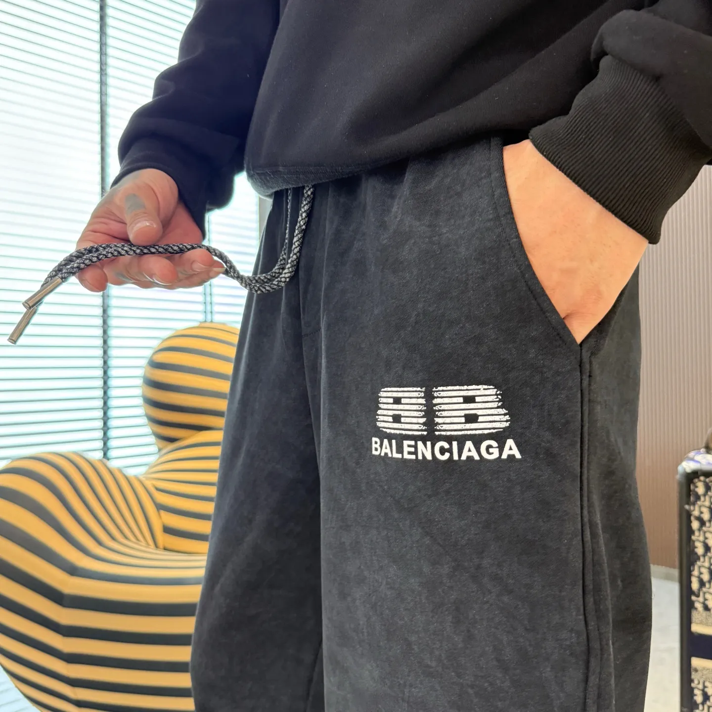 Balenciaga 🆕2026 Autumn and Winter New Arrival Casual Pants! The official website will be released simultaneously. Brand Classic LOGO casual pants, customized fabrics, excellent comfort and strong touch. Highly recognisable, perfect appearance and craftsmanship. Size:M-3XL